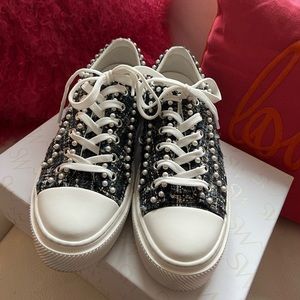 Beautiful Tweed sneaker with pearl embellishments